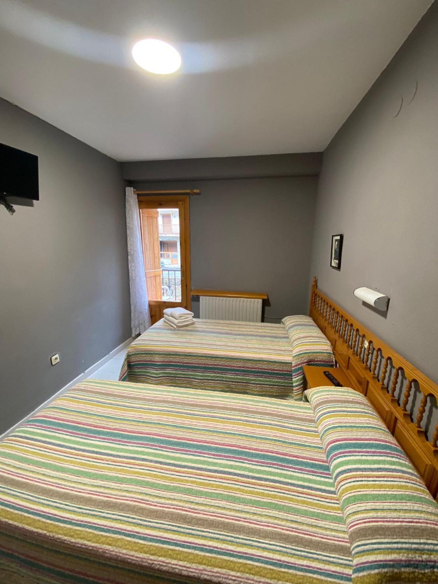 Hostal Los Valles Bielsa Exterior photo
